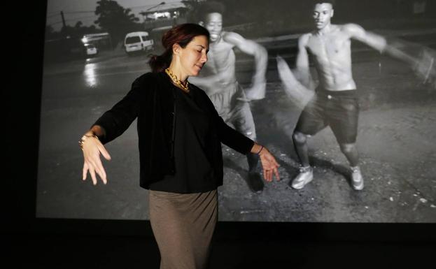 Cecilia Bengolea ante su obra en el Guggenheim.