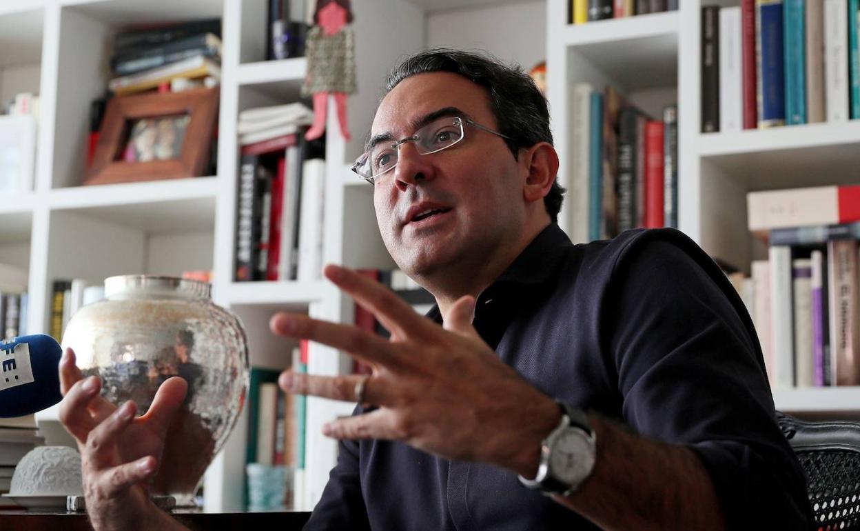 El escritor Juan Gabriel Vázquez viaja a Vitoria para profundizar en títulos como 'El ruido de las cosas al caer', una novela acerca del narcoterrorrismo en Colombia. 