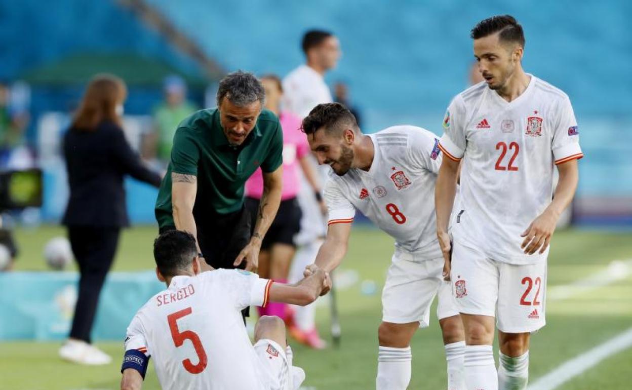 Luis Enrique con Busquets. SArabia y Koke. 