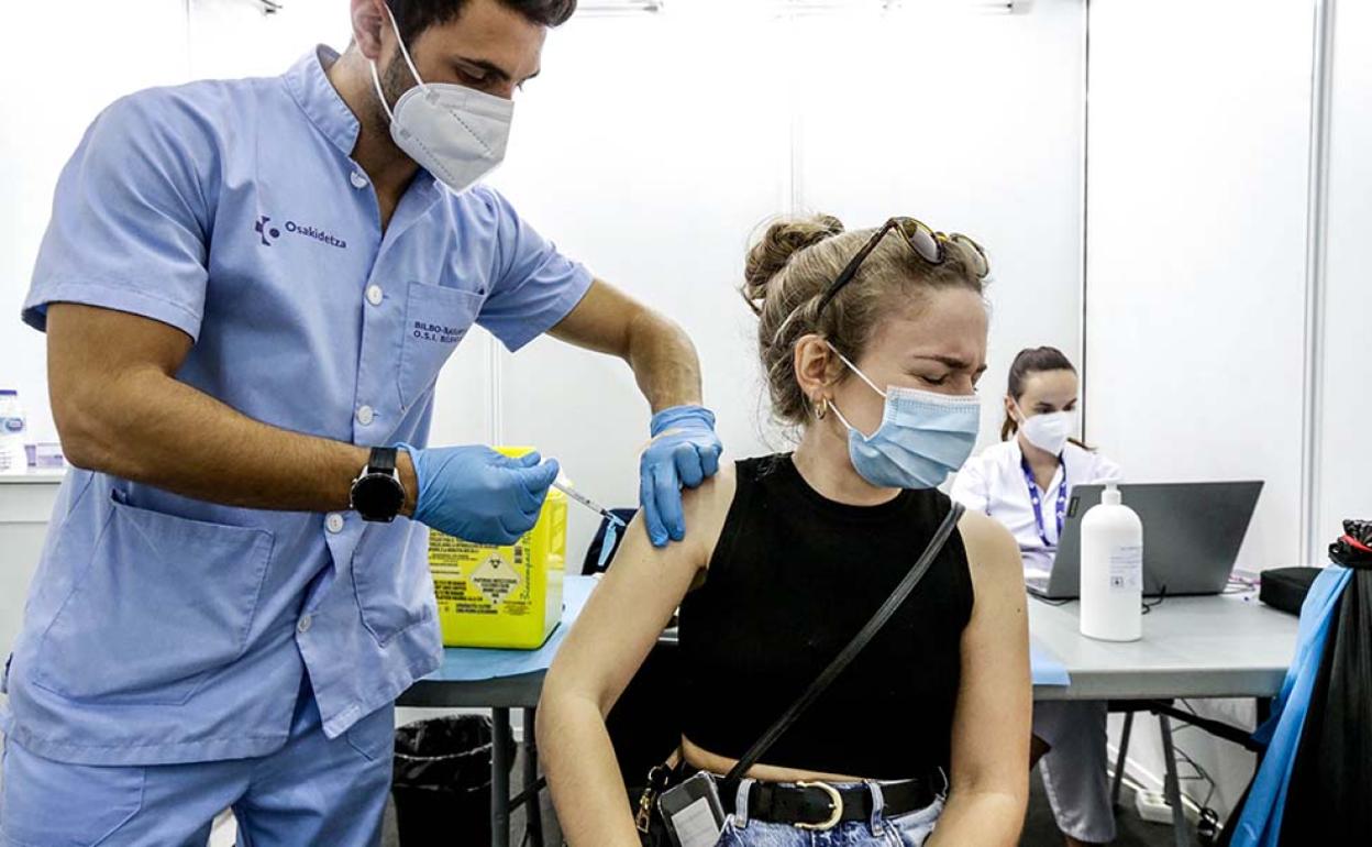Vacunación de una chica joven en Euskadi. 