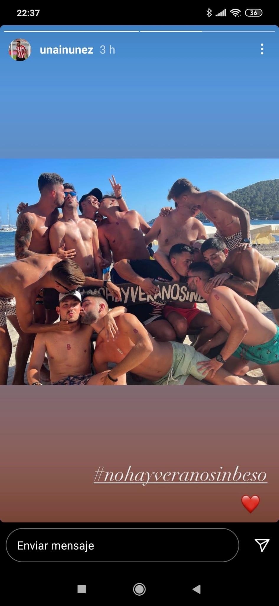 Unai Nuñez ha sido uno de los últimos en publicar una imagen de vacaciones con un grupo de amigos en el famoso banco del local de moda en Formentera 'No hay verano sin beso'.