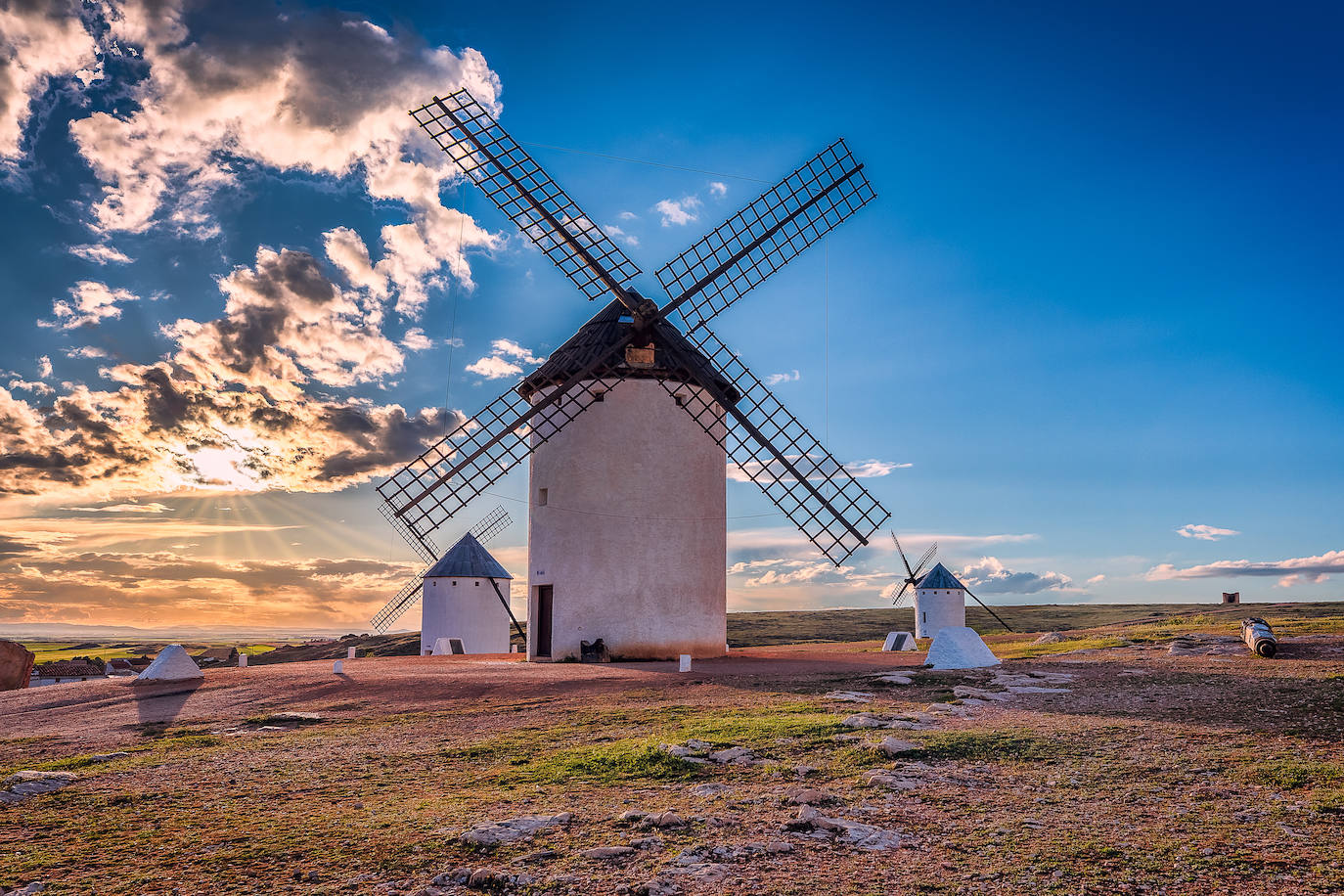 Ruta de Don Quijote (Castilla-La Mancha). Uno de los trayectos por carretera más bonitos de España lleva el nombre de uno de los personajes más importantes de la literatura universal, el Hidalgo Caballero de la Mancha. No es raro, por tanto, que en su recorrido se puedan contemplar los típicos molinos, muchos de ellos visitables. Para tu vehículo en Campo de Criptana y observa sus siluetas recortándose en el horizonte al atardecer. ¿Típico? Sí ¿Maravilloso? Sin duda.