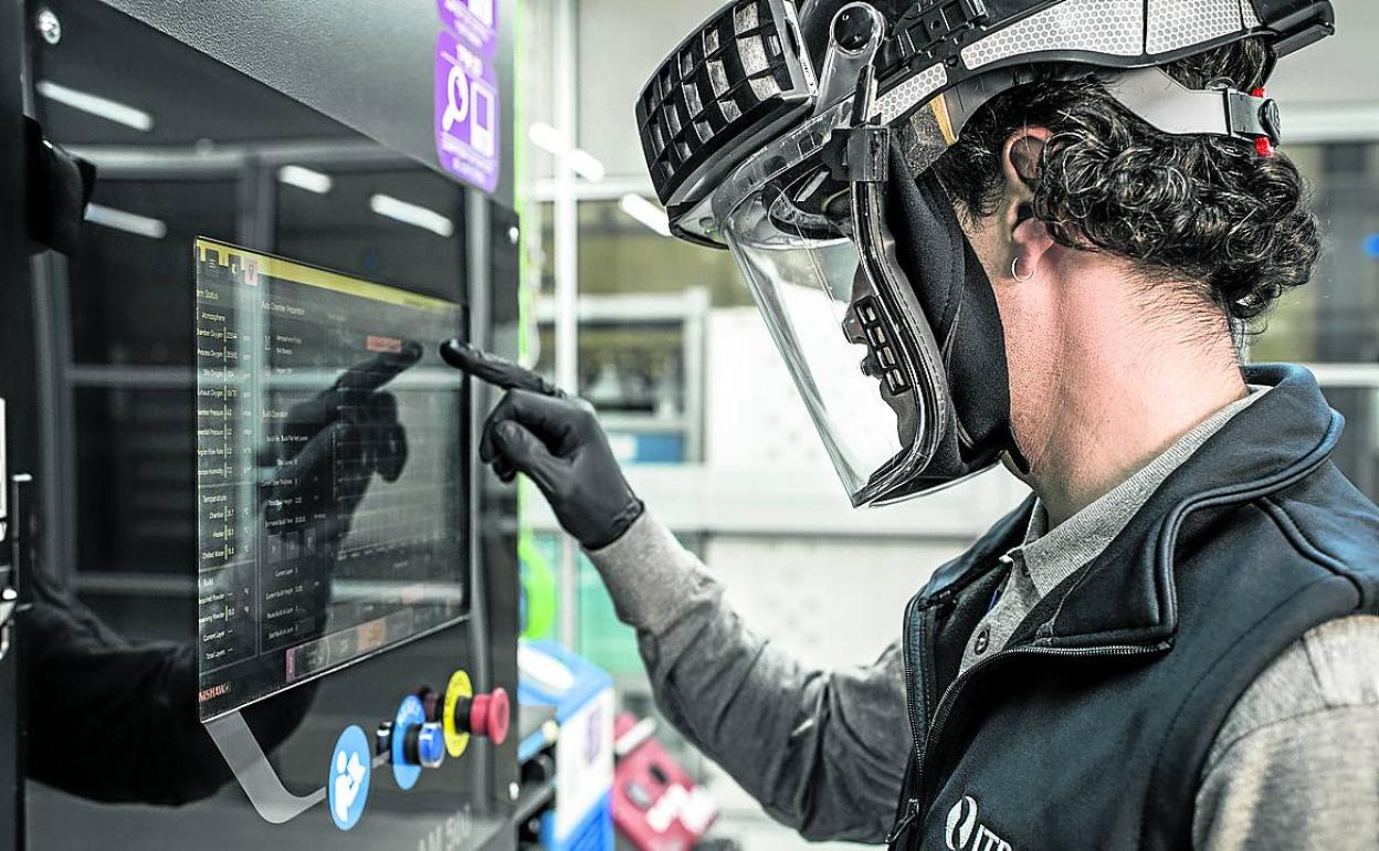 Un operario de ITP manejando una de las máquinas de la planta de Zamudio. 