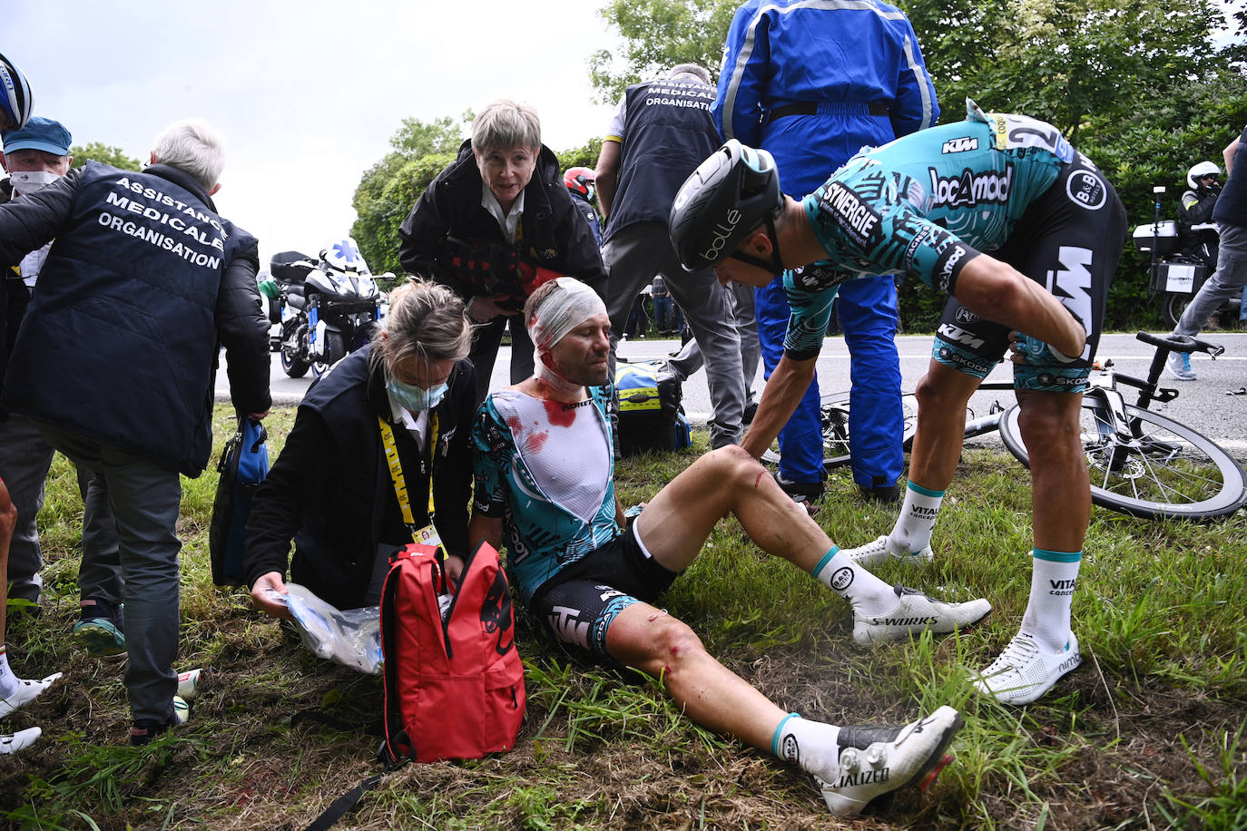 Fotos: Dos graves caídas, una provocada por una aficionada, protagonizan la primera etapa del Tour de Francia