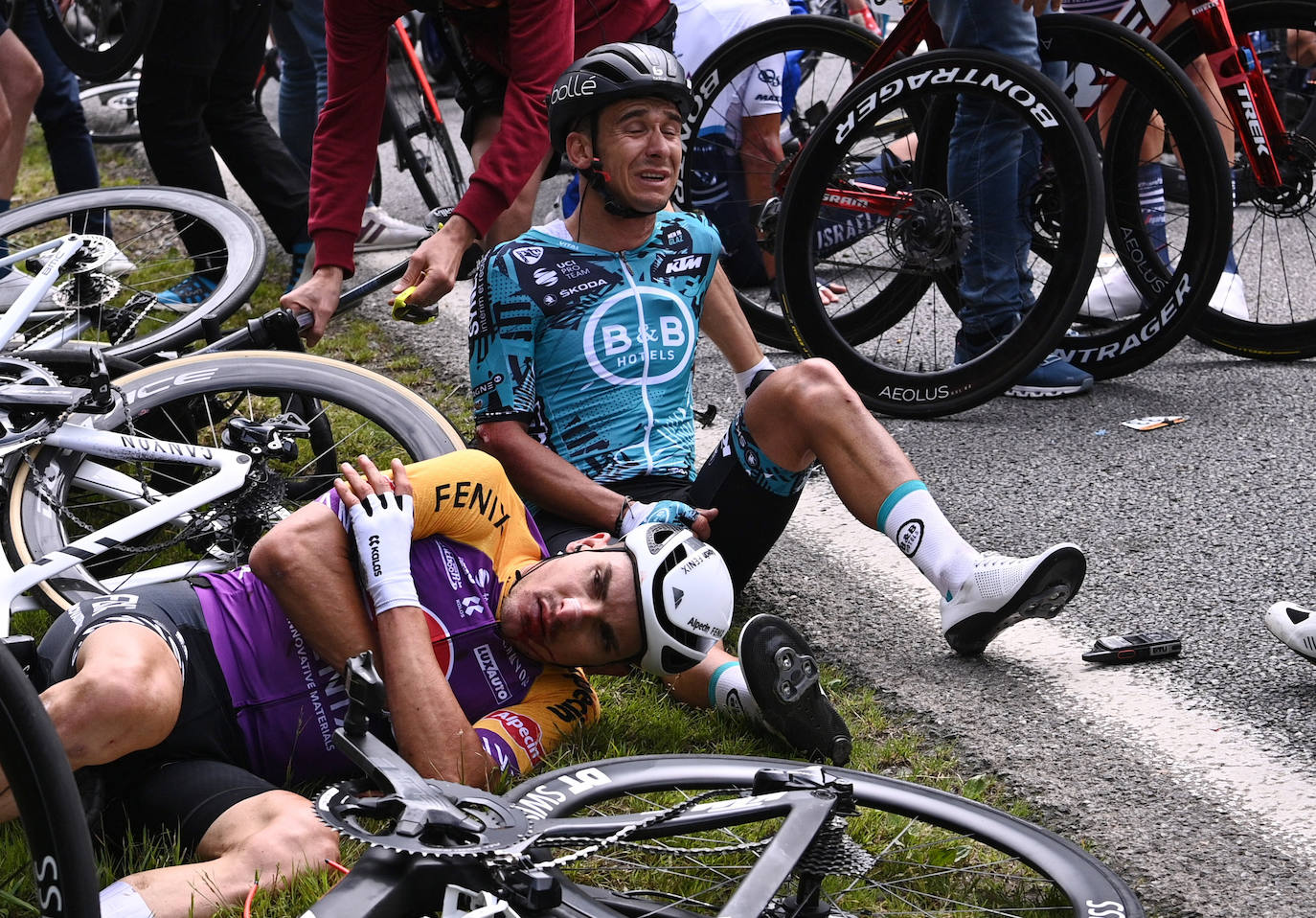 Fotos: Dos graves caídas, una provocada por una aficionada, protagonizan la primera etapa del Tour de Francia