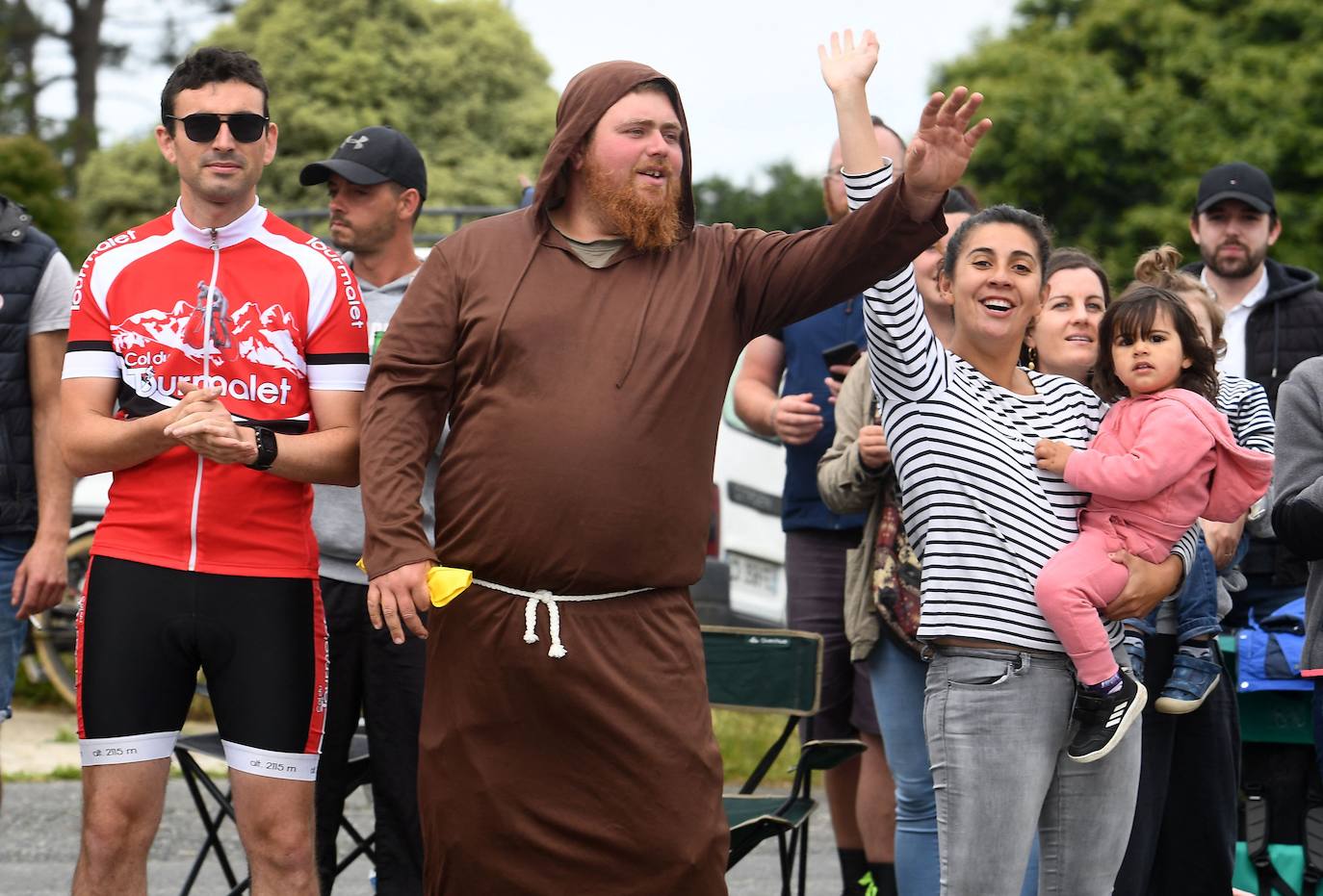 Fotos: Dos graves caídas, una provocada por una aficionada, protagonizan la primera etapa del Tour de Francia