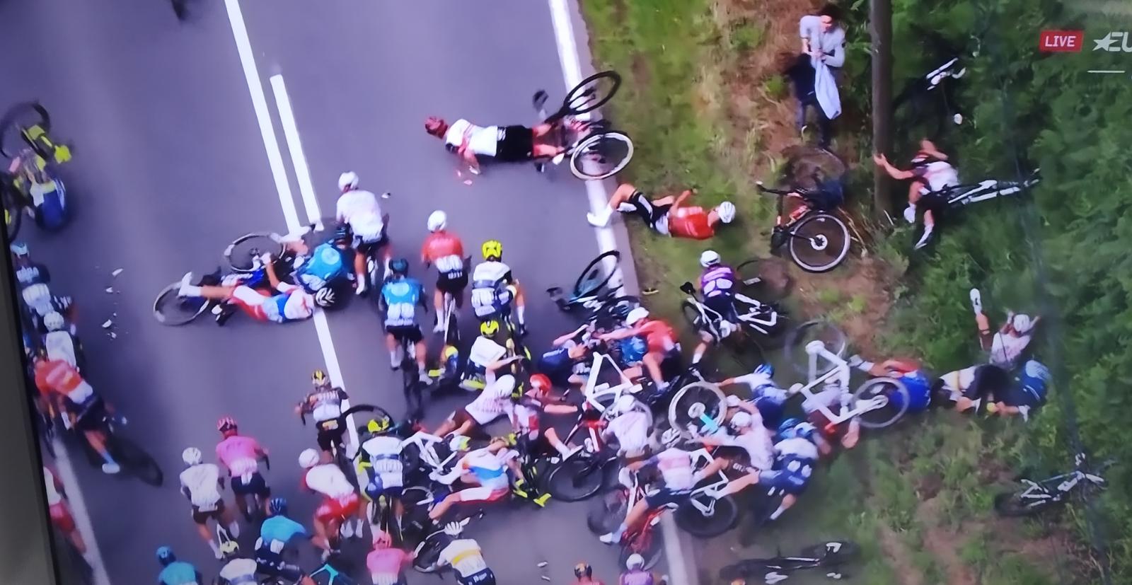Fotos: Dos graves caídas, una provocada por una aficionada, protagonizan la primera etapa del Tour de Francia