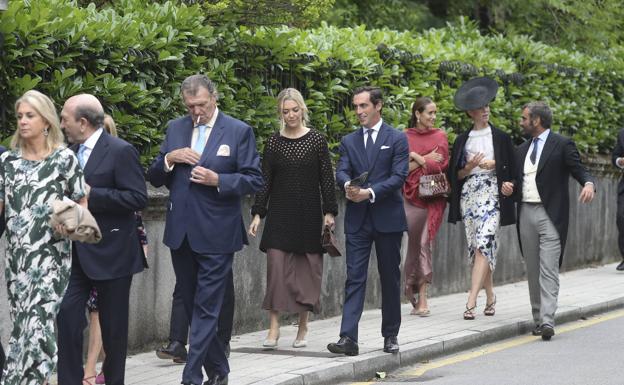 Imagen. Marta Ortega, con vestido marrón, camina hacia la Iglesia. 