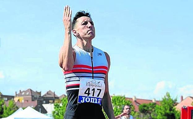 Sergio Fernández regresó con victoria en los 400 metros vallas. 