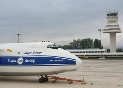 Imagen secundaria 1 - El coloso aéreo Antonov 124 aterriza en Foronda