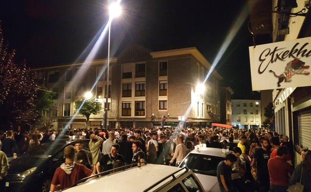 La mayor parte de los chavales se reunieron en la plaza de Eleizalde, donde había un potente bafle. 