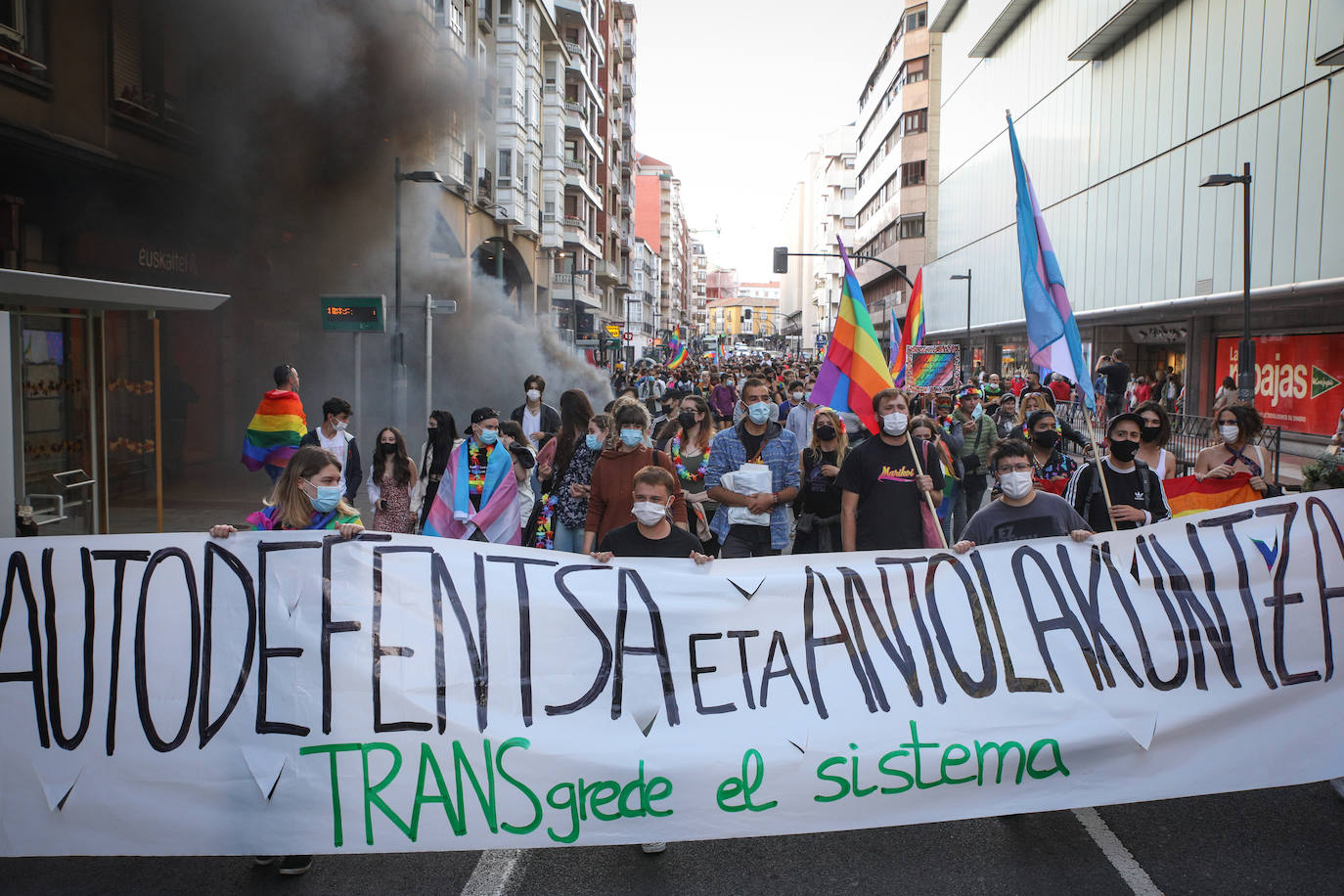 Fotos: Una multitudinaria manifestación recorre las calles de Vitoria en el día del orgullo LGTBI+