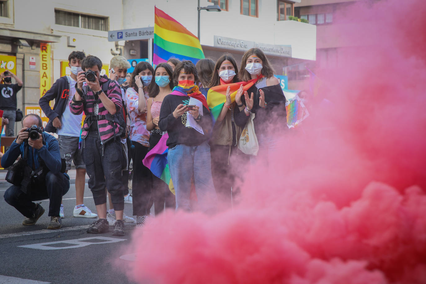Fotos: Una multitudinaria manifestación recorre las calles de Vitoria en el día del orgullo LGTBI+