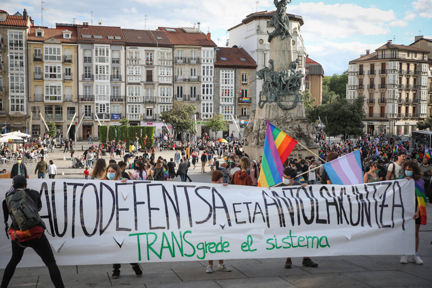Fotos: Una multitudinaria manifestación recorre las calles de Vitoria en el día del orgullo LGTBI+