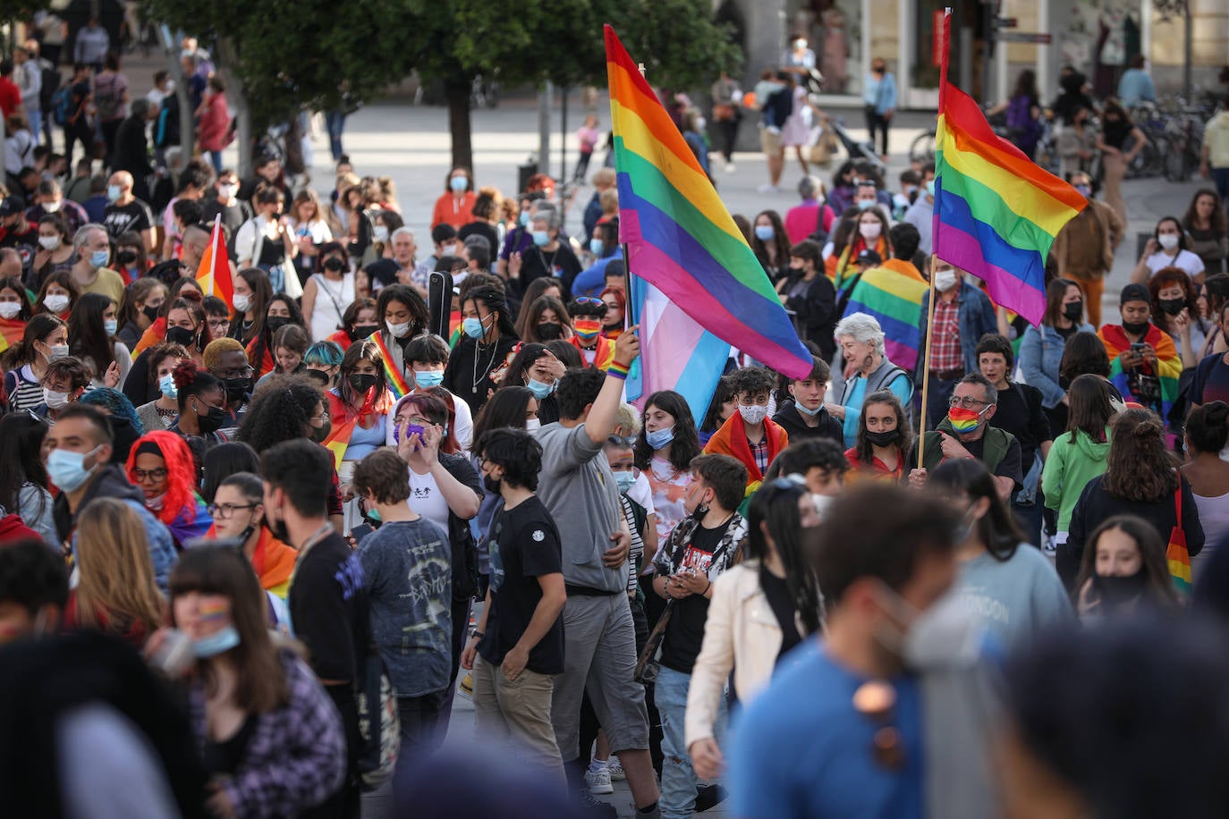 Fotos: Una multitudinaria manifestación recorre las calles de Vitoria en el día del orgullo LGTBI+