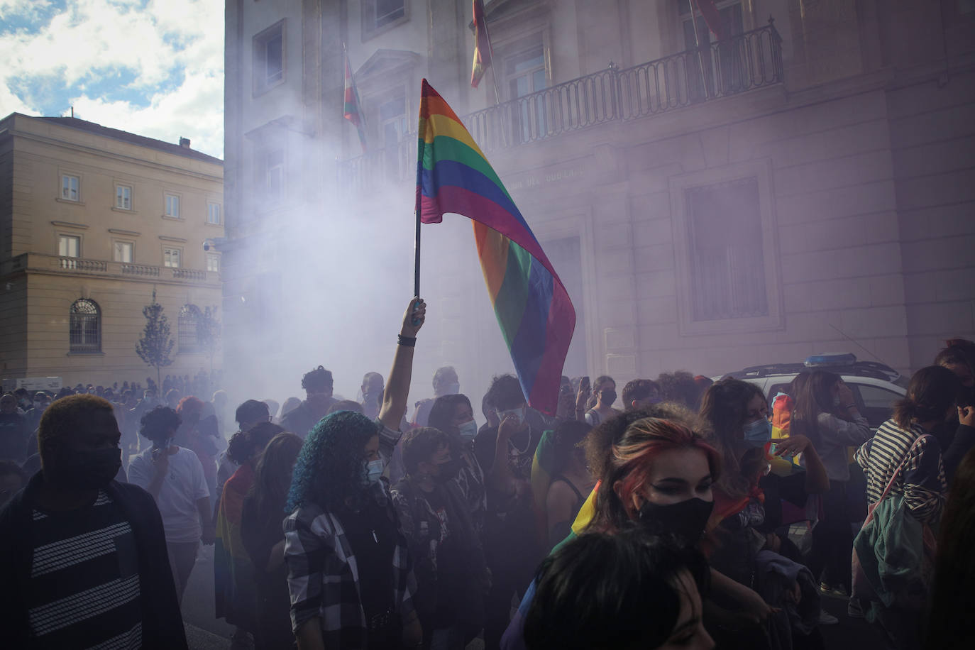 Fotos: Una multitudinaria manifestación recorre las calles de Vitoria en el día del orgullo LGTBI+
