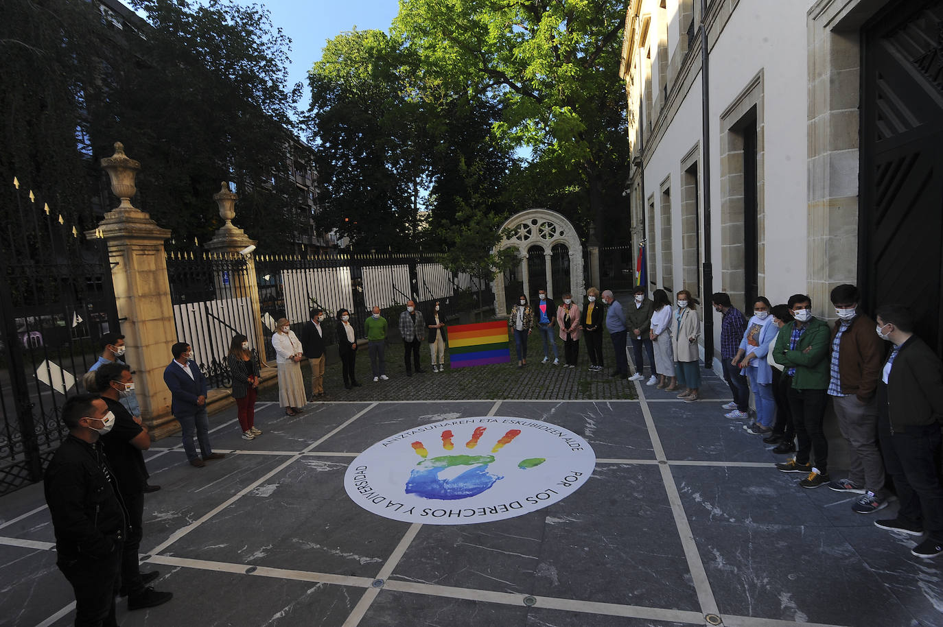 Fotos: Una multitudinaria manifestación recorre las calles de Vitoria en el día del orgullo LGTBI+