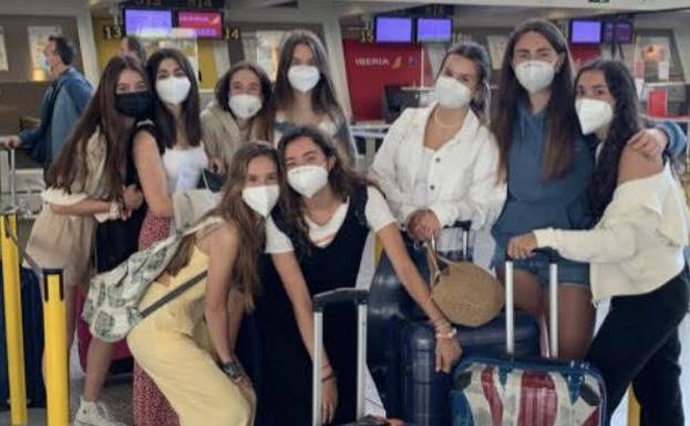 Las jóvenes getxotarras y sus cuadrilla, en el aeropuerto. 