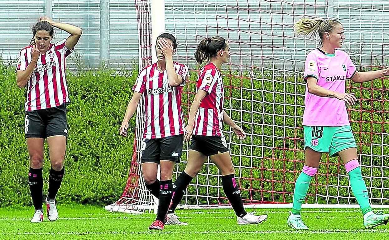 Jugadoras del Athletic lamentando uno de los cuatro goles recibidos hace apenas unos días por el Barça en Lezama. 