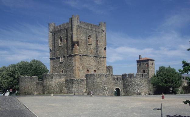 El castillo preside el espacio fortificado y domina la ciudad. de Bragança. 