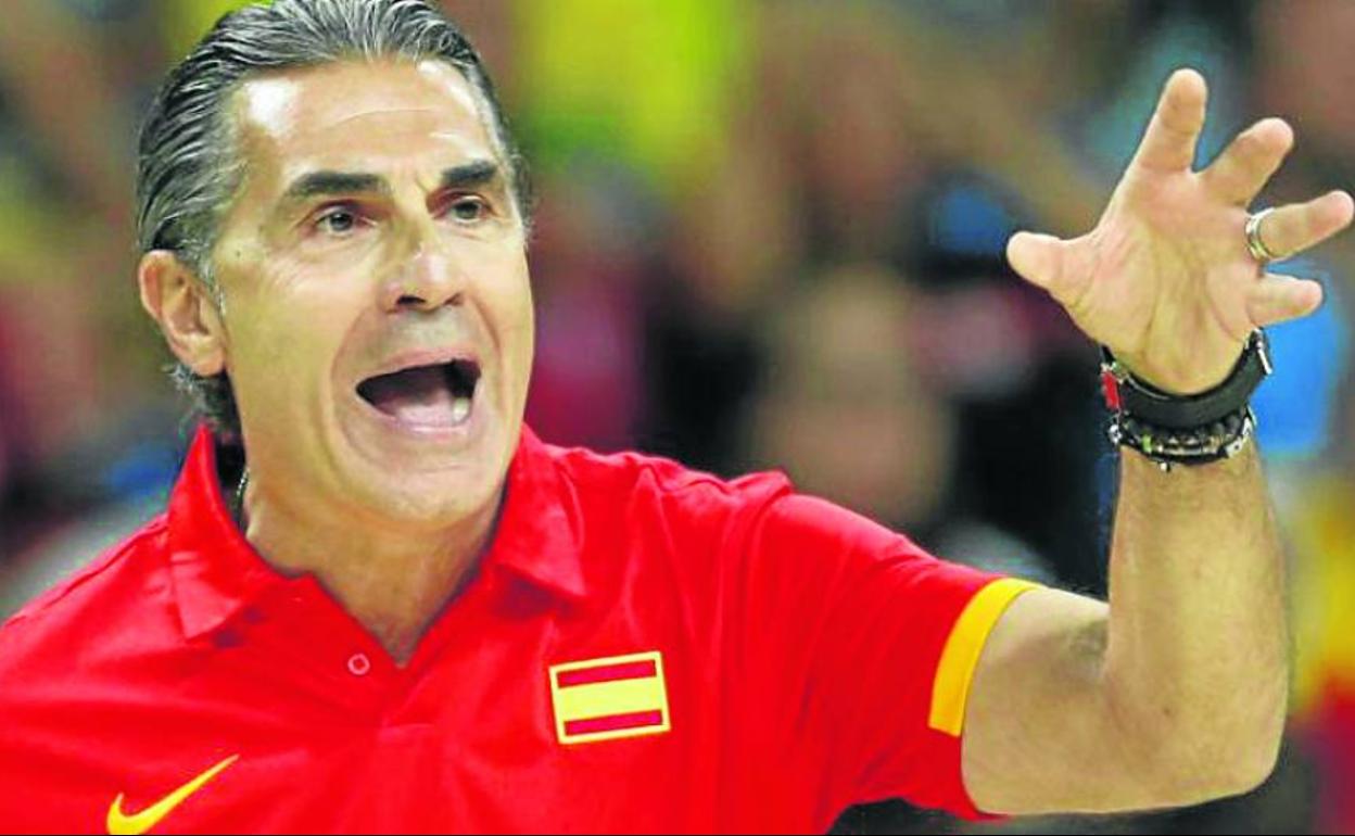 Sergio Scariolo da indicaciones a sus jugadores durante un encuentro de la Selección Española. 