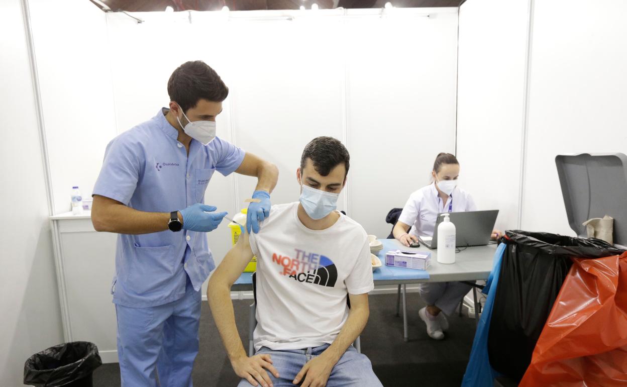 Un joven estudiante de Medicina, integrante de un colectivo esencial, es vacunado. 