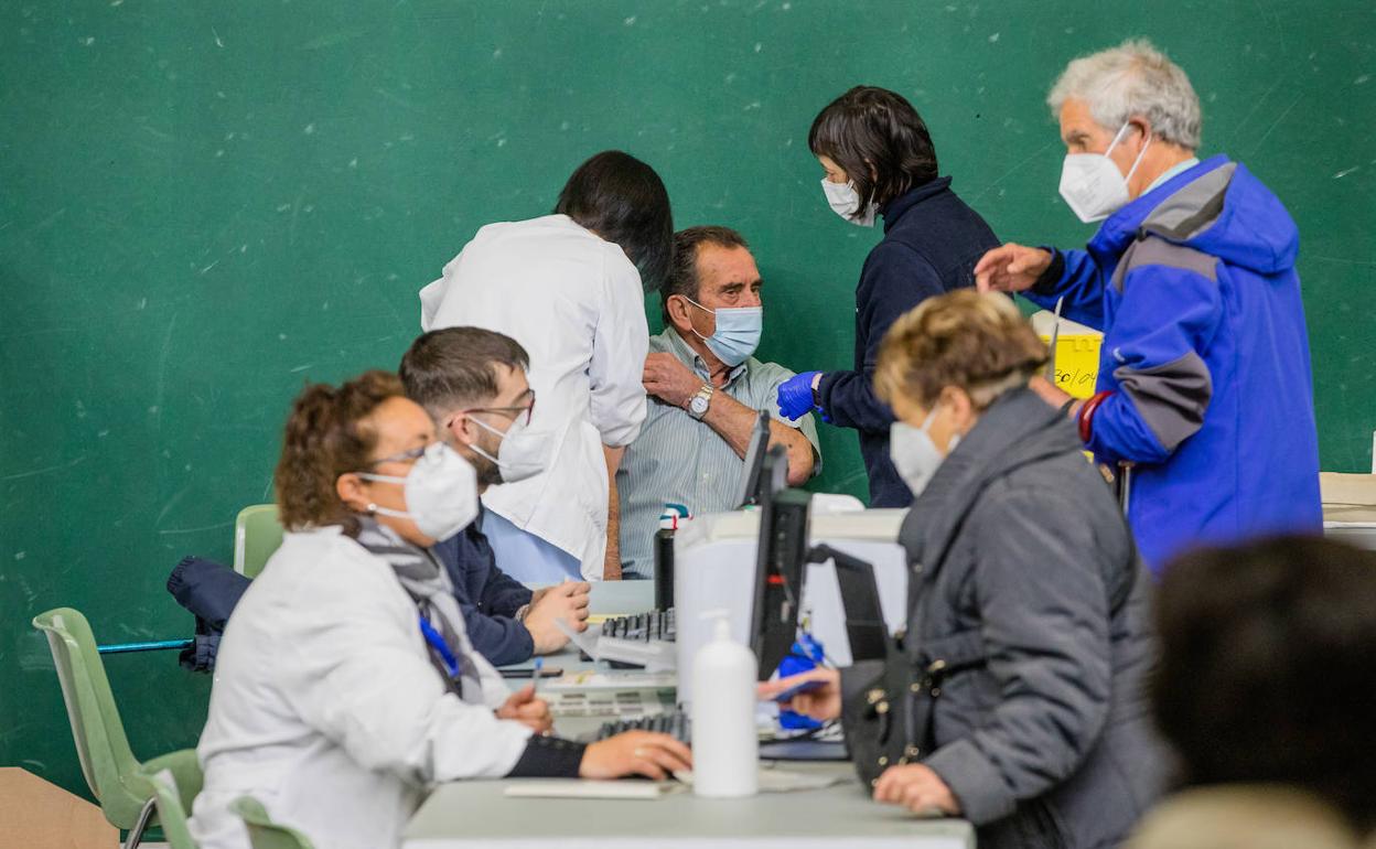 Los sexagenarios se han reincorporado a la campaña para recibir la segunda dosis de AstraZeneca. 