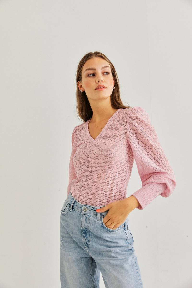 28. Camisa con encaje y cuello pico de la tienda Kokko, ubicada en la calle Zubiaurre número 16, en Ermua. Cuesta 21,99 euros.