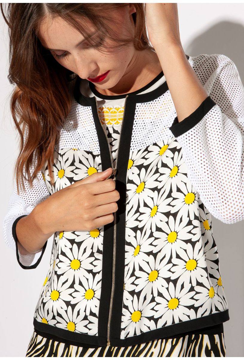 24. Chaqueta con margaritas estampadas que mezcla diferentes tipos de tejidos, de la tienda Bariloche, situada en la calle Iparraguirre número 38. Cuesta 213 euros.