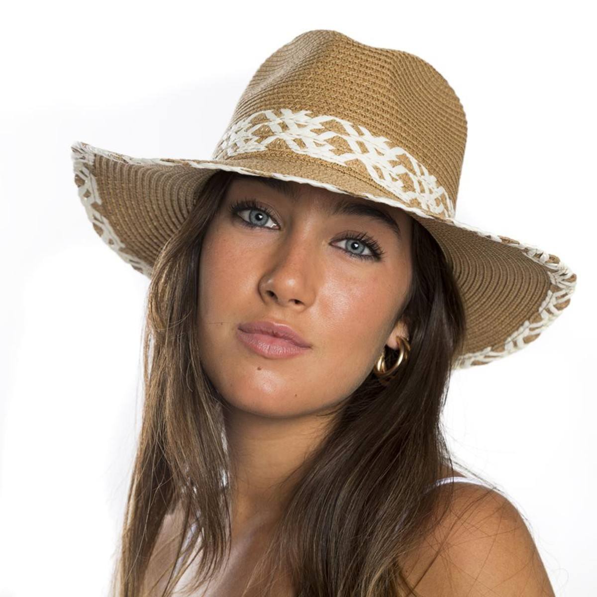 16. Sombrero borsalino ajustable en material tipo rafia con trabajo entramado en fantasía en copa y borde de la tienda Milu Complementos, situada en la calle Santa Eulalia número 19 de Santurtzi. Cuesta 12,60 euros.