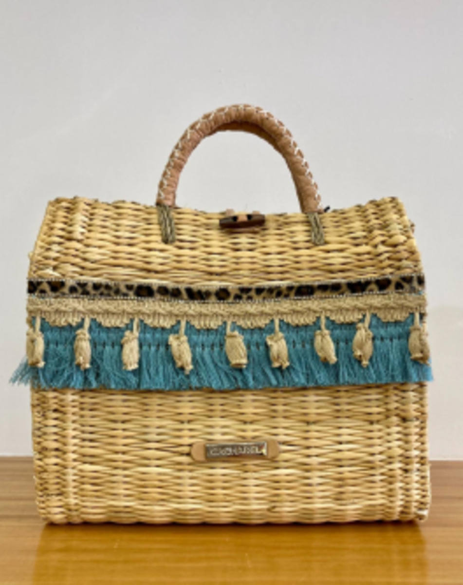 6. Bolso de mano tipo cesta de la tienda 55,00 €. Vendido por Bolsos Metro ubicada en la calle Navarro Villoslada, en Ibarrekolanda. Cuesta 55 euros.