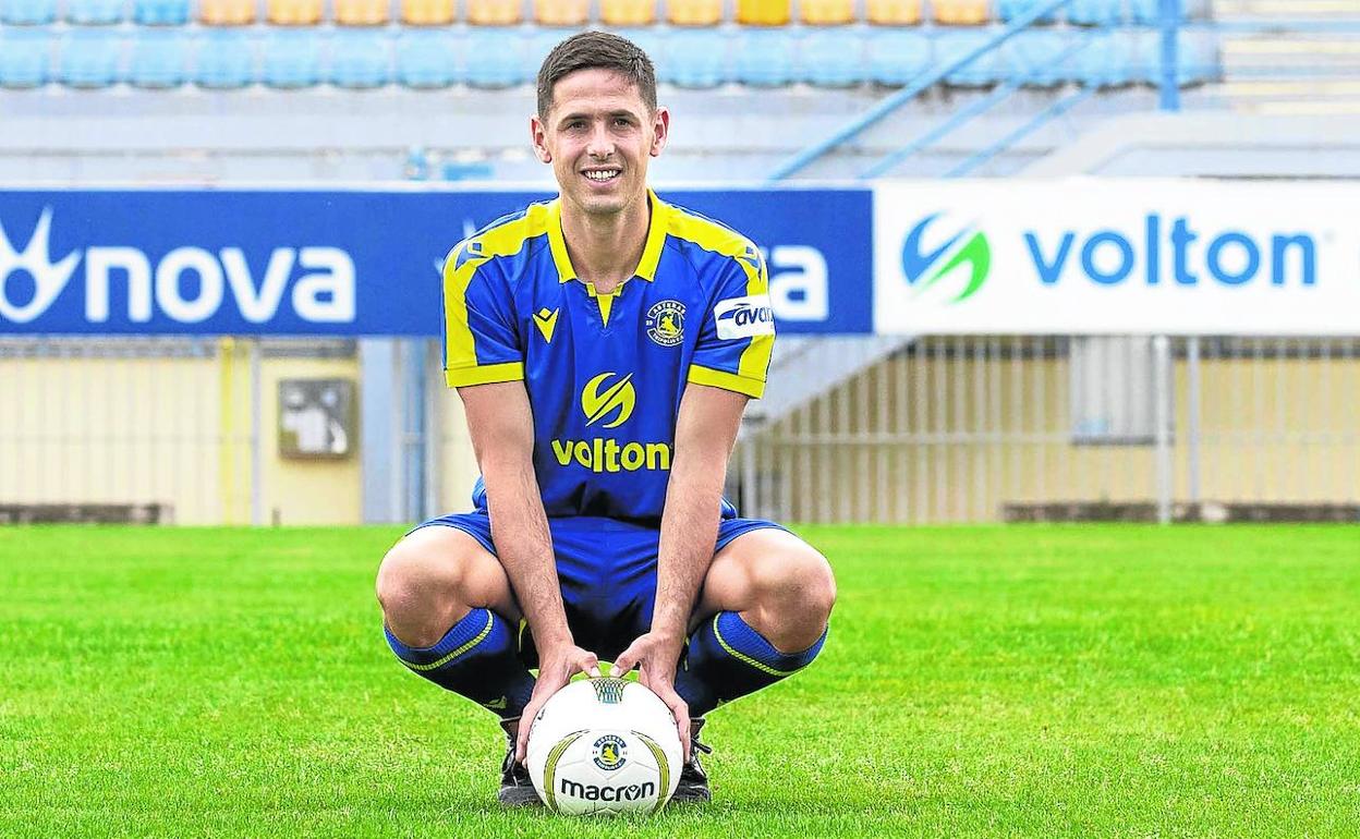 Asier Benito posa en el césped con la camiseta de su nuevo equipo.