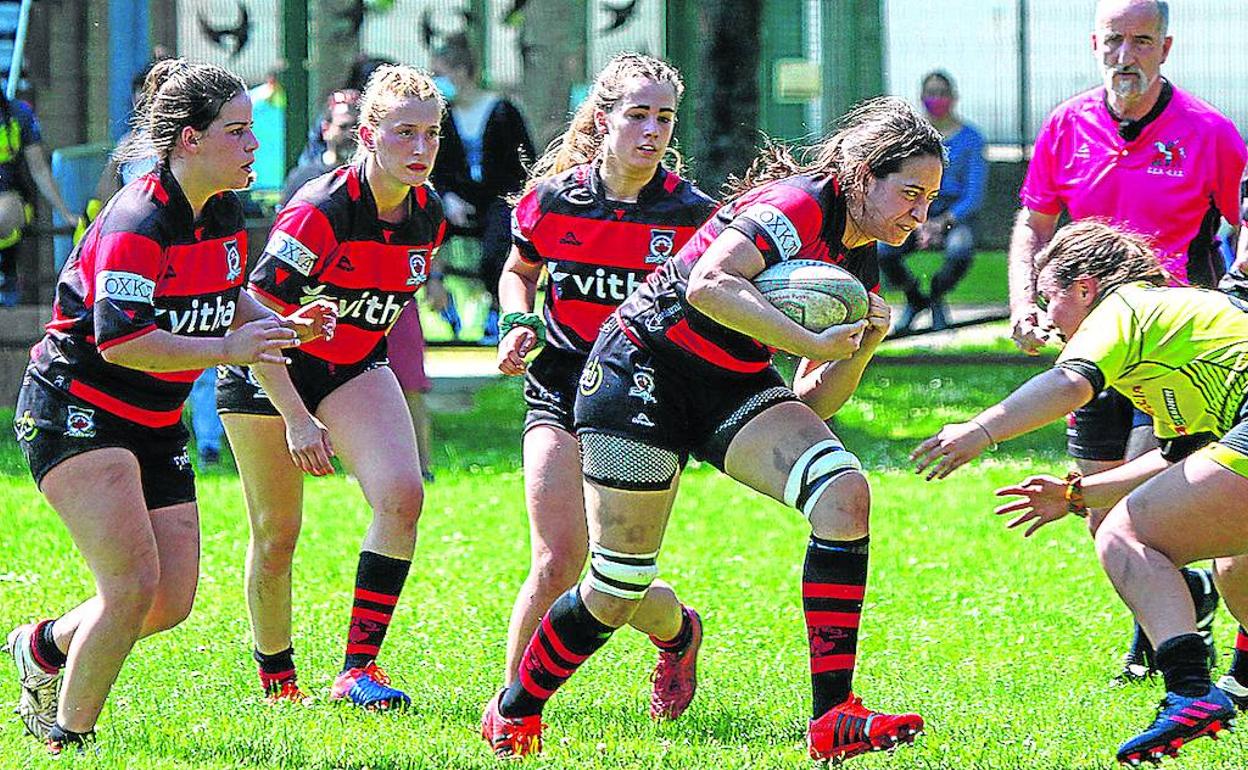 Las jugadoras rojinegras tratan de superar la oposición del Getxo. 