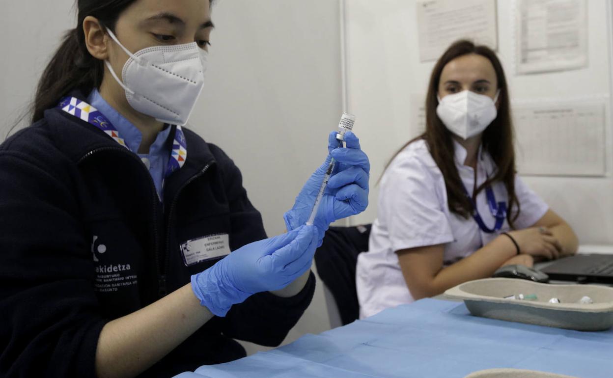 Una enfermera prepara una dosis de la vacuna contra el coronavirus. 