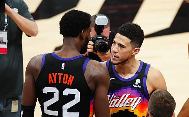 Ayton eta Devin Booker