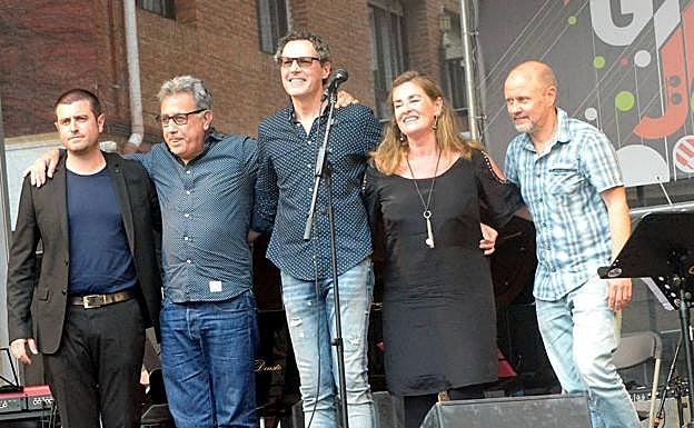 Saludos de Salcines, Sainz de Rozas, Mayor, Malú y Castaño.