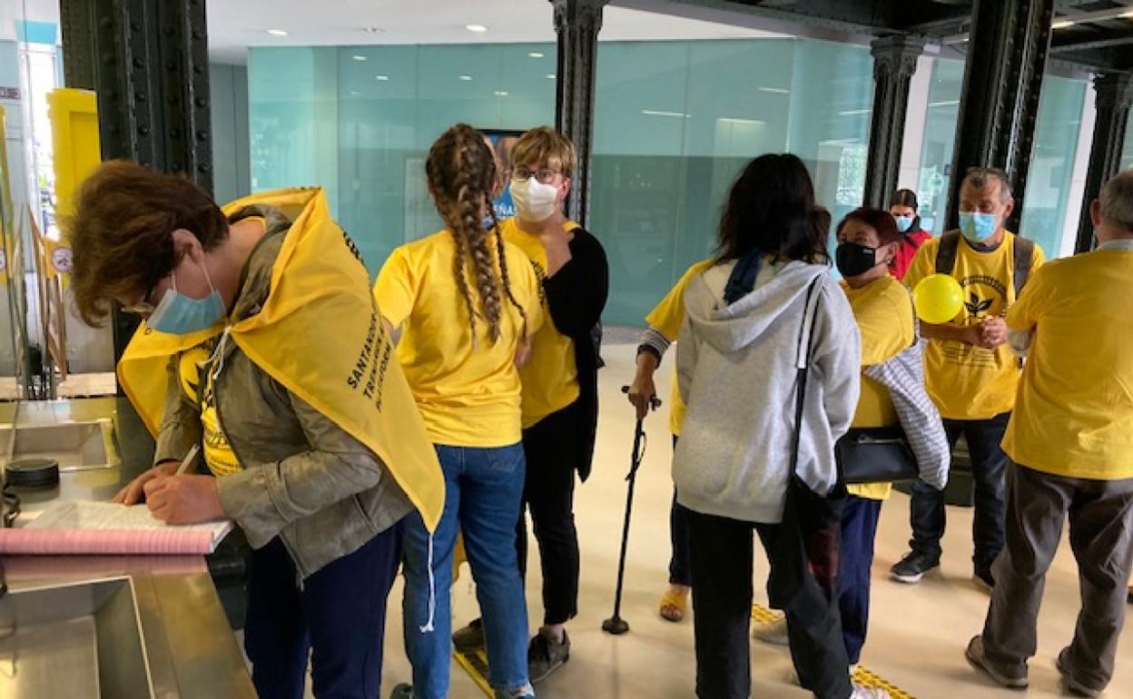 Los usuarios de la línea han formado una cola para depositar sus quejas individuales y colectivas.