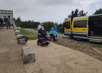 Imagen secundaria 1 - Miembros de ADISA junto al concejal de Turismo, Joseba Ramos, durante la visita inaugural. 