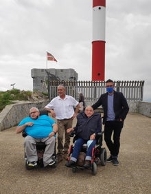 Imagen secundaria 2 - Miembros de ADISA junto al concejal de Turismo, Joseba Ramos, durante la visita inaugural. 