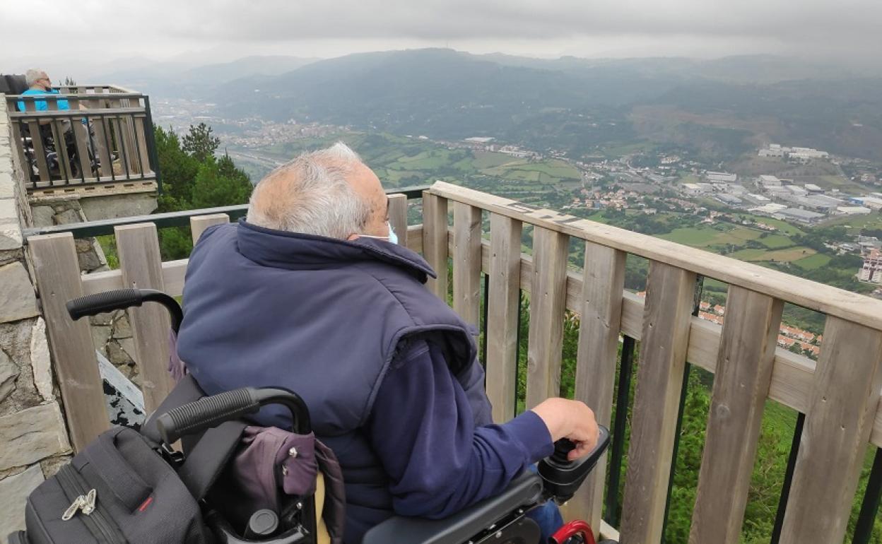 Serafín Iglesias e Iñaki Blanco, miembros de ADISA, disfrutan de la vista que ofrece el mirador del Serantes. 