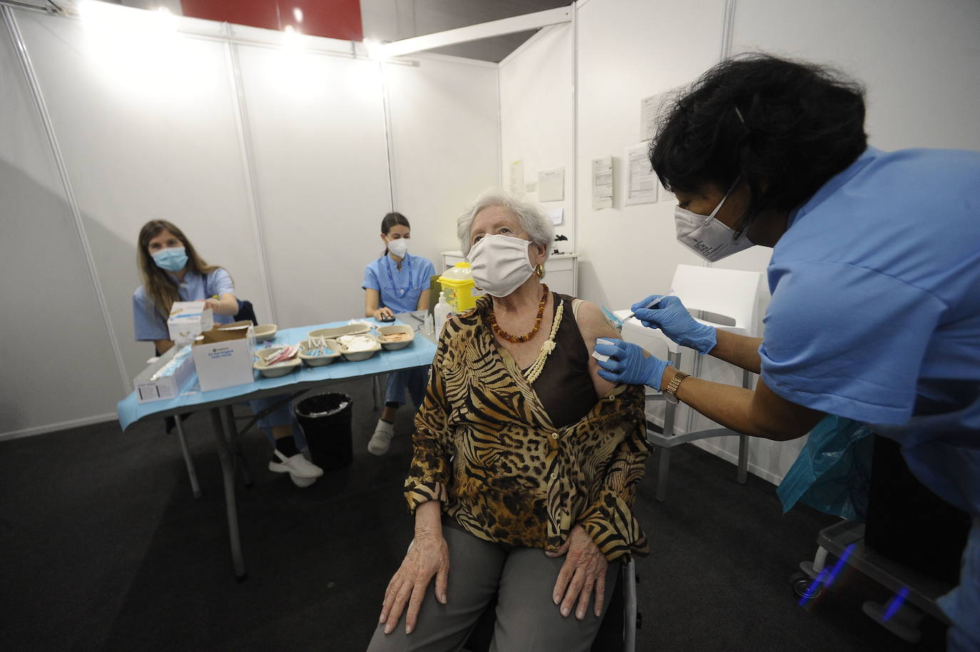 Una mujer recibe una dosis de la vacuna en La Casilla, en Bilbao. 