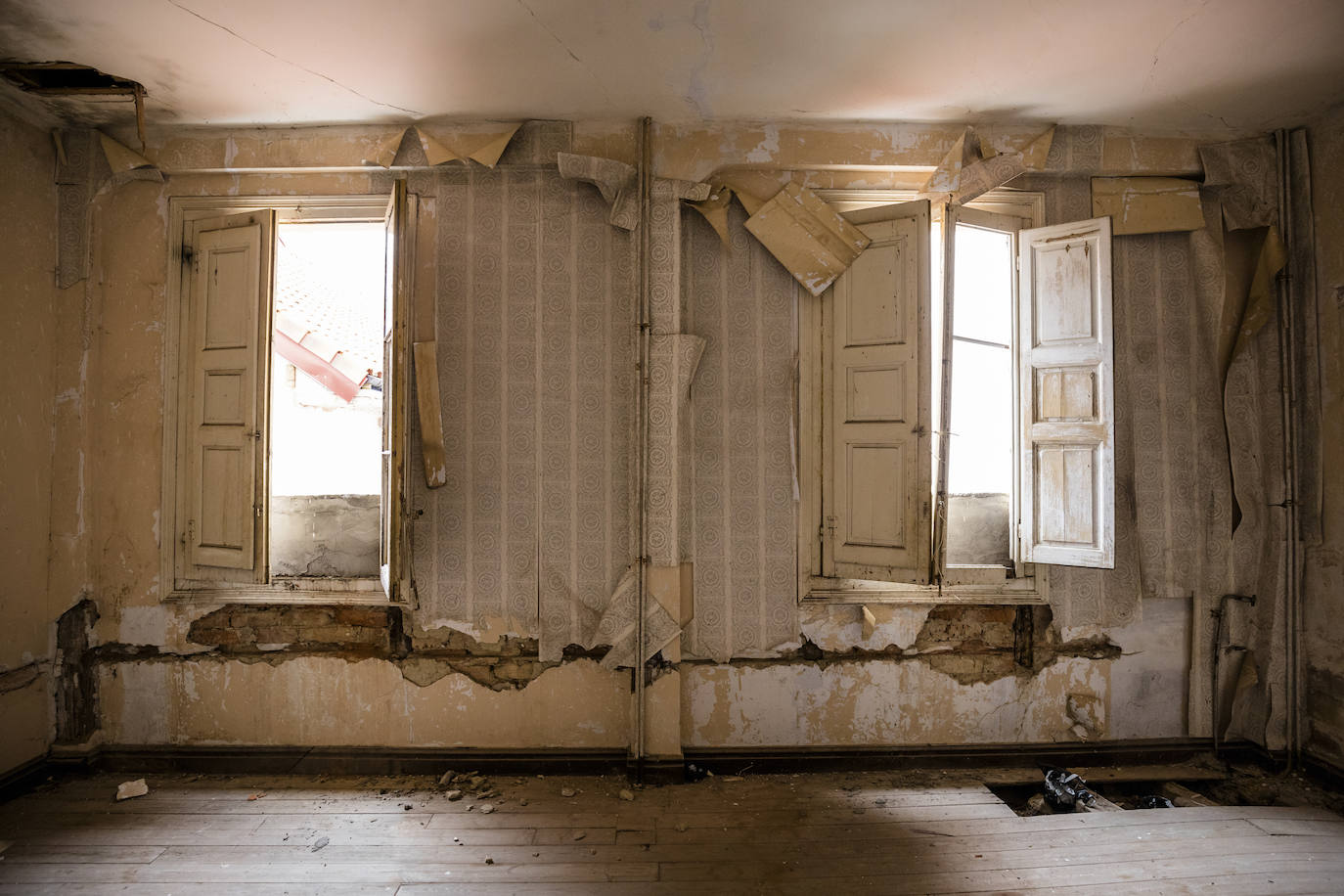 En algunas zonas del edificio se aprecia cómo los vándalos llegaron a entrar para robar cobre y plomo del sistema de calefacción. 