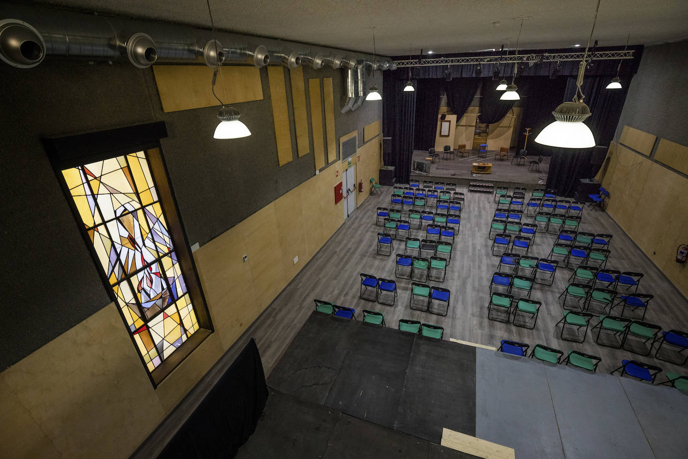 La sala de baile, que los Salesianos convirtieron en capilla, se ha transformado en un teatro para el pueblo.