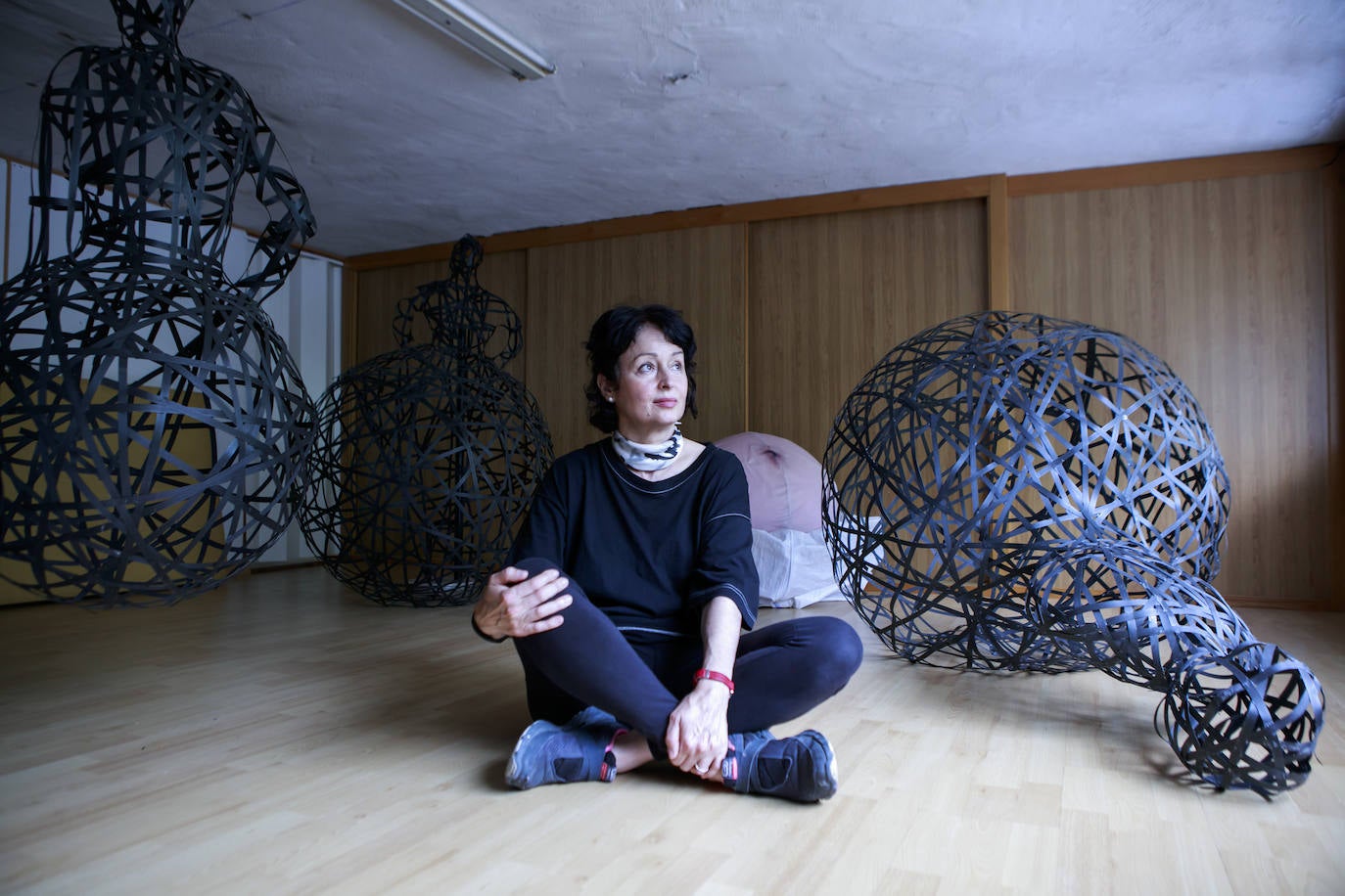 Txaro Arrazola, junto a varias maquetas escultóricas de mujeres-esfera a tamaño real, en un rincón de su taller. 