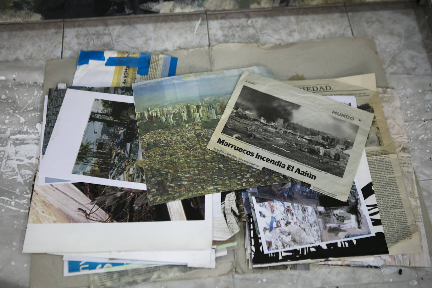 Fotografías y artículos de prensa aportan una realidad que sirve a la pintora para documentar sus obras.