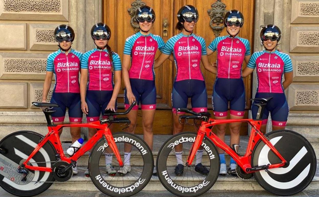 Las seis corredoras con las que el Bizkaia-Durango competirá en la ronda italiana. 
