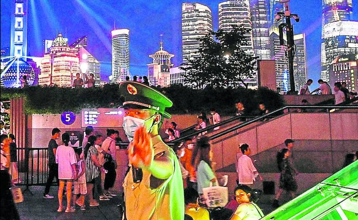 Un policía impide el paso a una de las celebraciones. 