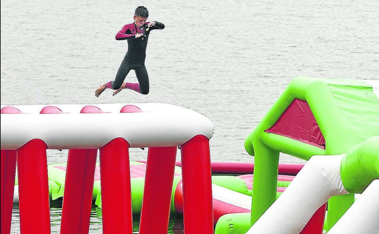 Un joven disfruta de las instalaciones del parque acuático inaugurado ayer en Gorliz. 