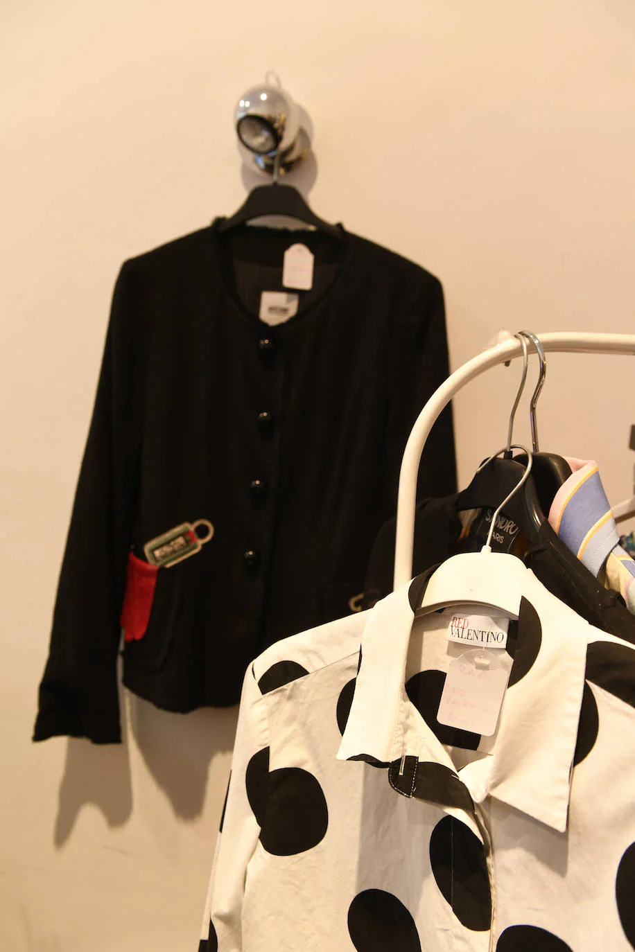 maximizar capitalismo Persuasión Fotos: De segunda mano sí, pero de lujo: la tienda de Bilbao con ropa de  Chanel o Valentino | El Correo
