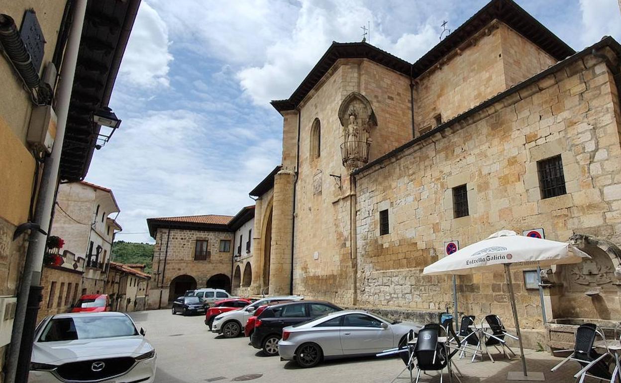 Las plazas de Treviño suelen estar llenas de coches y no facilitan el juego de los más pequeños. 